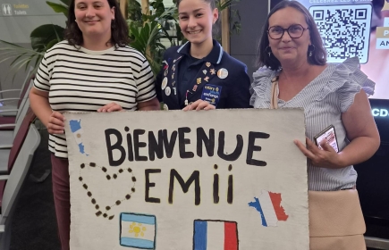 Emilia avec sa famille d'accueille à son arrivée à Bordeaux