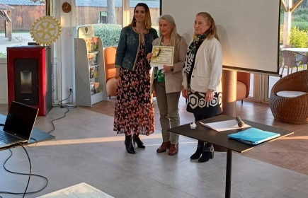 Remise du prix Servir à Pascale PETEL